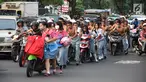 Ratusan pelajar SMA mendorong sepeda motor mereka di Bundaran Simpang Lima, Semarang, Jawa Tengah, Kamis (3/5). Aparat Polrestabes Semarang mengamankan mereka karena mengendarai motor tanpa helm. (Liputan6.com/Gholib)