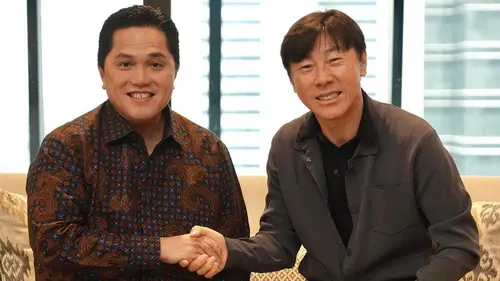 Ketua PSSI, Erick Thohir dengan pelatih Timnas Indonesia, Shin Tae-yong.