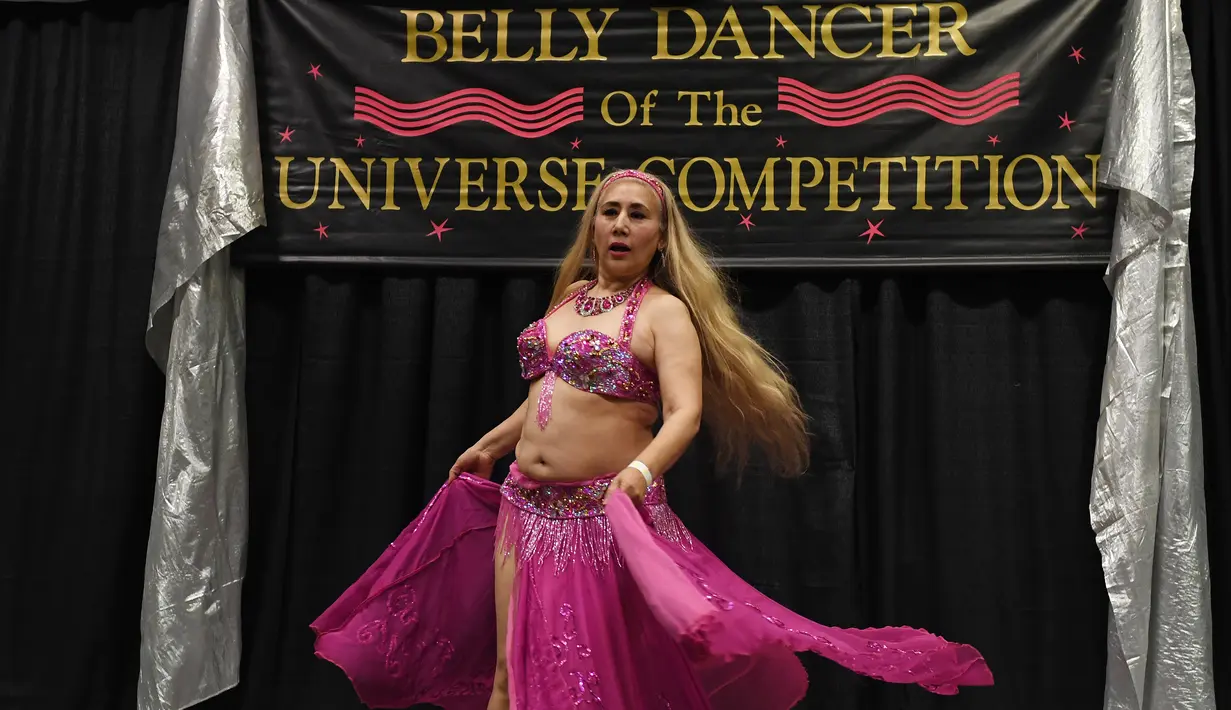 Amar menunjukkan tariannya dalam kategori Open Dance di Kejuaraan Tari Perut Dunia, California, AS, Minggu (19/2). Peserta dari seluruh dunia bersaing dalam kompetisi yang digelar tahunan tersebut dalam 6 kategori yang berbeda. (AFP PHOTO/MARK RALSTON)