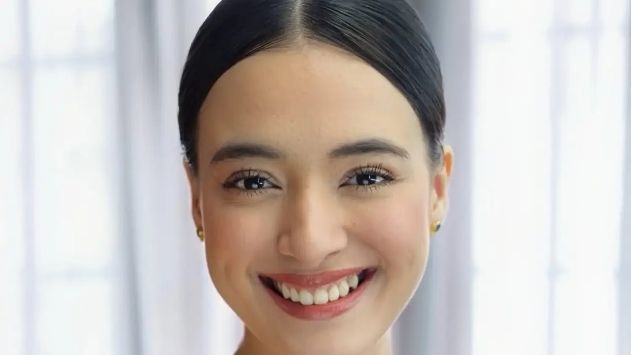 Pesona Mawar Eva de Jongh saat Wisuda, Dirias Makeup Natural Pancarkan Kecantikan Alami