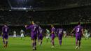 Para pemain Real Madrid merayakan keberhasilan menaklukkan Real Betis pada laga La Liga di Stadion Benito Vilamarin, Seville, Minggu (15/10/2016). Madrid menang 6-1 atas Betis. (Reuters/Marcelo Del Pozo)