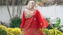 <p>Tasyi Athasyia tampil luar biasa di Lebaran tahun ini. Dengan gaya Arabian princess dengan gaun merah semarak bermotif bordir emas, Tasyi memesona. Tasyi menambahkan selendang serasi dan hijab bernuansa keemasan polos. Foto: Instagram.</p>
