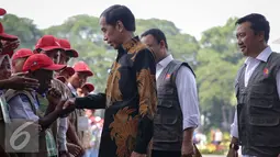 Seorang pelajar bersalaman dengan Presiden Jokowi saat pembukaan kegiatan KKP 2015 di Istana Negara, Jakarta, Rabu (18/11). Sebanyak 1.173 pengurus OSIS SMP, SMA, dan SMK se-Indonesia ikut berpartisipasi dalam kegiatan ini. (Liputan6.com/Faizal Fanani)