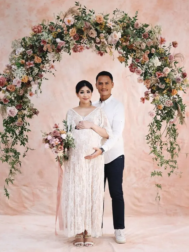 6 Pemotretan Maternity Shoot Istri Choky Sitohang, Konsepnya Unik