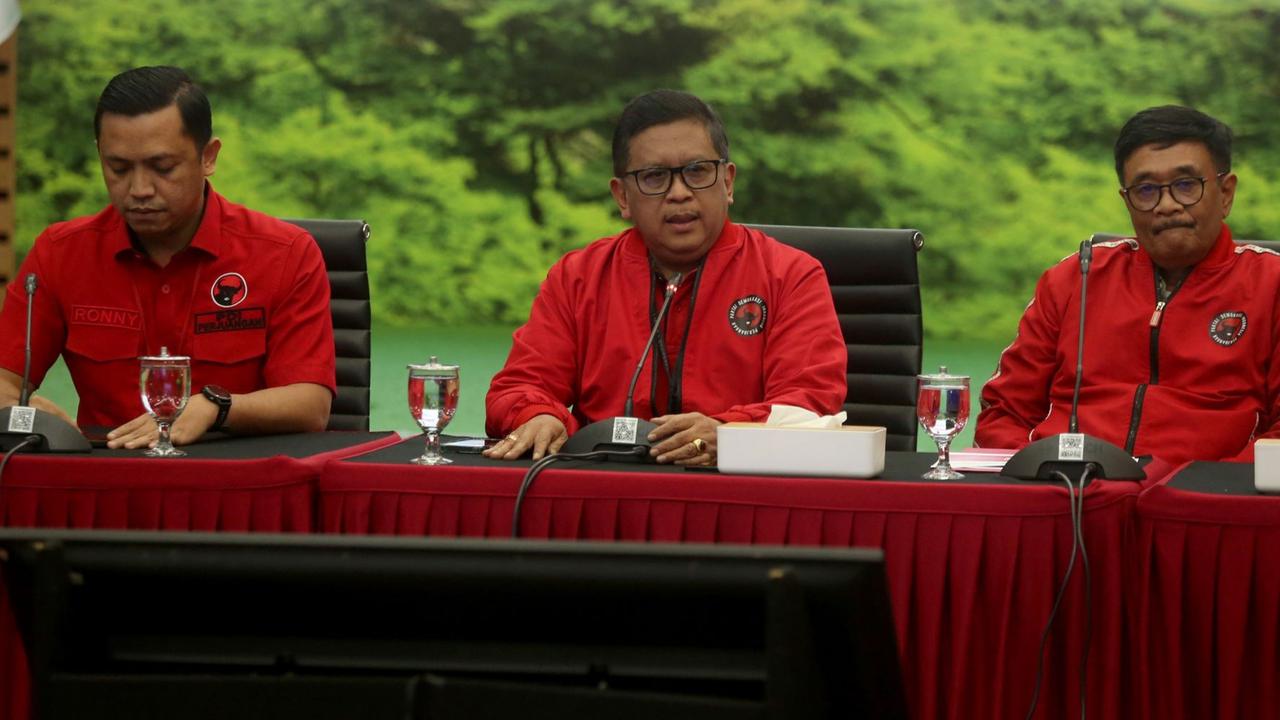 FOTO: Momen Hasto Kristiyanto Muncul Pertama Kali usai Jadi Tersangka dan Rumah Diobok-obok KPK