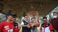 Gubernur DKI Jakarta Anies Baswedan menghadiri acara Kompetisi Kicau Burung di Lapangan Banteng, Jakarta Pusat. (Merdeka.com)