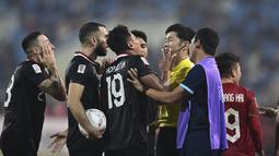 Provokasi yang dilakukan ofisial Vietnam yang berada di pinggir lapangan (kanan) saat pemain Timnas Indonesia, Fachruddin Aryanto melakukan protes ke wasit. (AP Photo/Nguyen Manh Quan)