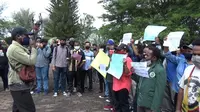 Puluhan mahasiswa yang tergabung dalam Ikatan Mahasiswa Papua Sumatera Utara (IMP-SU) unjuk rasa di depan Biro Rektor USU