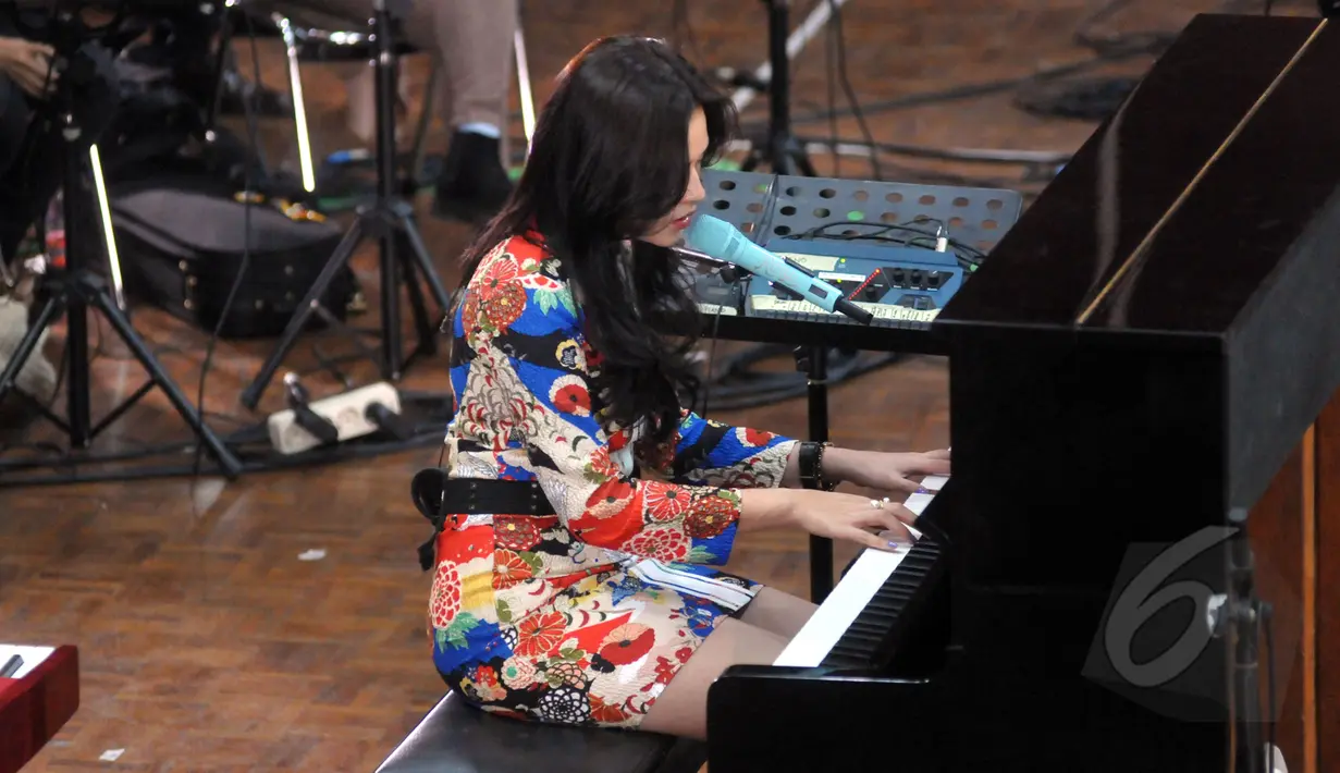 Raisa berlatih sambil bermain piano jelang konser tungal perdananya "Pemeran Utama", di kawasan Fatmawati, Jakarta, Rabu (20/5/2015). Dalam konser yang akan digelar pada 24 Mei mendatang, Raisa akan membawakan 22 lagu. (Liputan6.com/Panji Diksana)