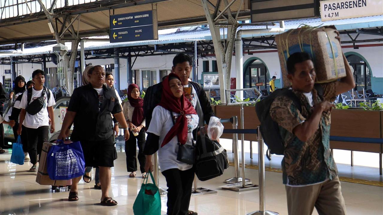 FOTO: Pemudik Mulai Padati Stasiun Pasar Senen Jelang Puncak Arus Mudik