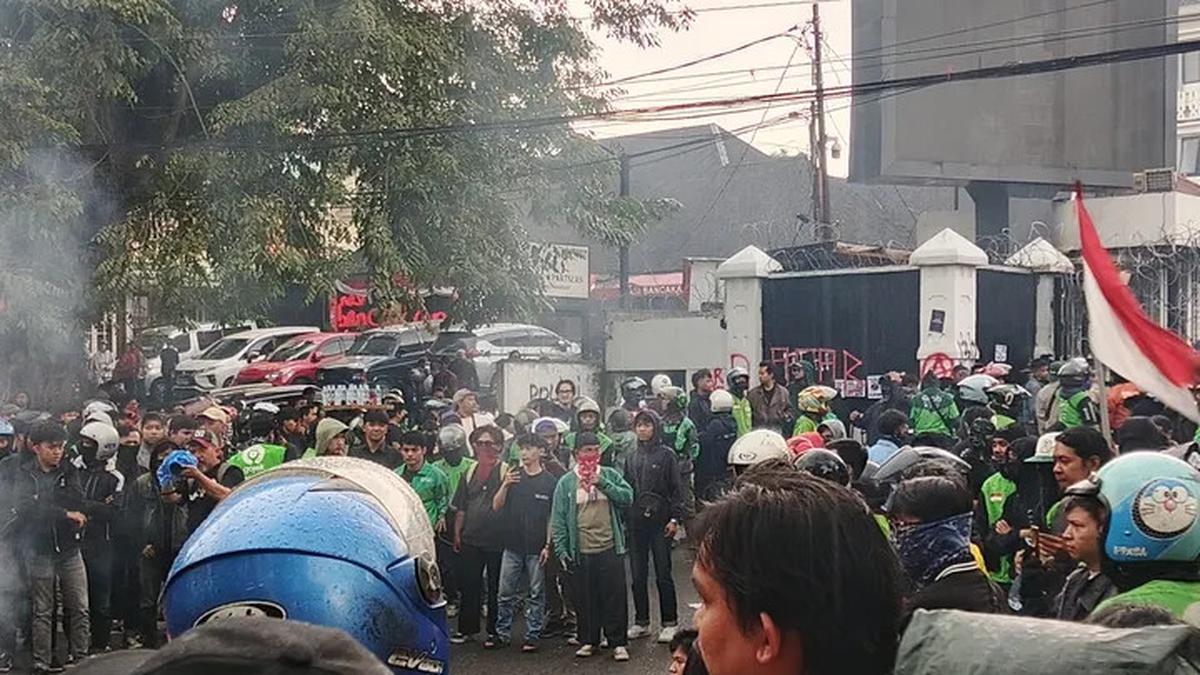 Data Kendaraan dan Fasilitas Umum Dampak Demo Ricuh di Jawa Barat