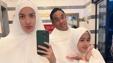 Nia Ramadhani membagikan momen umrahnya bersama suami dan putri sulung melalui Instagram Story belum lama ini. Aktris sekaligus presenter itu bersyukur bisa menjalankan umrah di bulan Ramadhan, tak lupa ketiganya berdoa agar ibadah mereka di Tanah Suci diterima Yang Maha Kuasa.(Liputan6.com/IG/@ramadhaniabakrie)