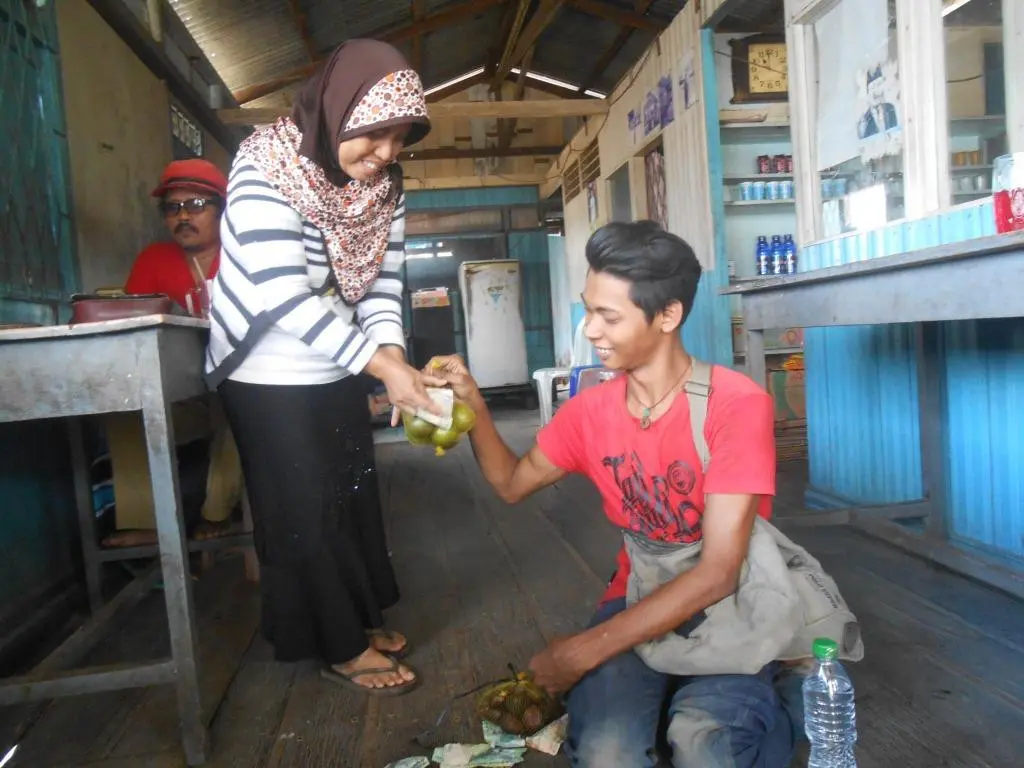 Julhakim, pria penjual merangkak asal Transmigrasi Kabupaten Sanggau, Kalimantan Barat, pada saat keliling menjajakan jeruk dan salak. (Foto: Raden AMP/Liputan6.com)