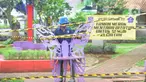 Petugas Dinas Lingkungan Hidup dan Kebersihan (DLHK) Kota Depok memasang garis larangan melintas umum di Taman Merak, Limo, Depok, Senin (25/1/2021). Pembatasan dan penutupan taman tersebut dilakukan dalam rangka Pemberlakuan Pembatasan Kegiatan Masyarakat (PPKM). (merdeka.com/Arie Basuki)