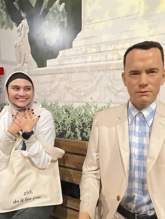 Mengunjungi Museum Madame Tussauds ia pun mengabadikan berbagai potret serunya berfoto bersama para aktor dan aktris Hollywood. Salah satunya ialah Tom Hanks yang cukup populer di Indonesia dengan berbagai filmnya yang keren. (Liputan6.com/IG/@zeezeeshahab)