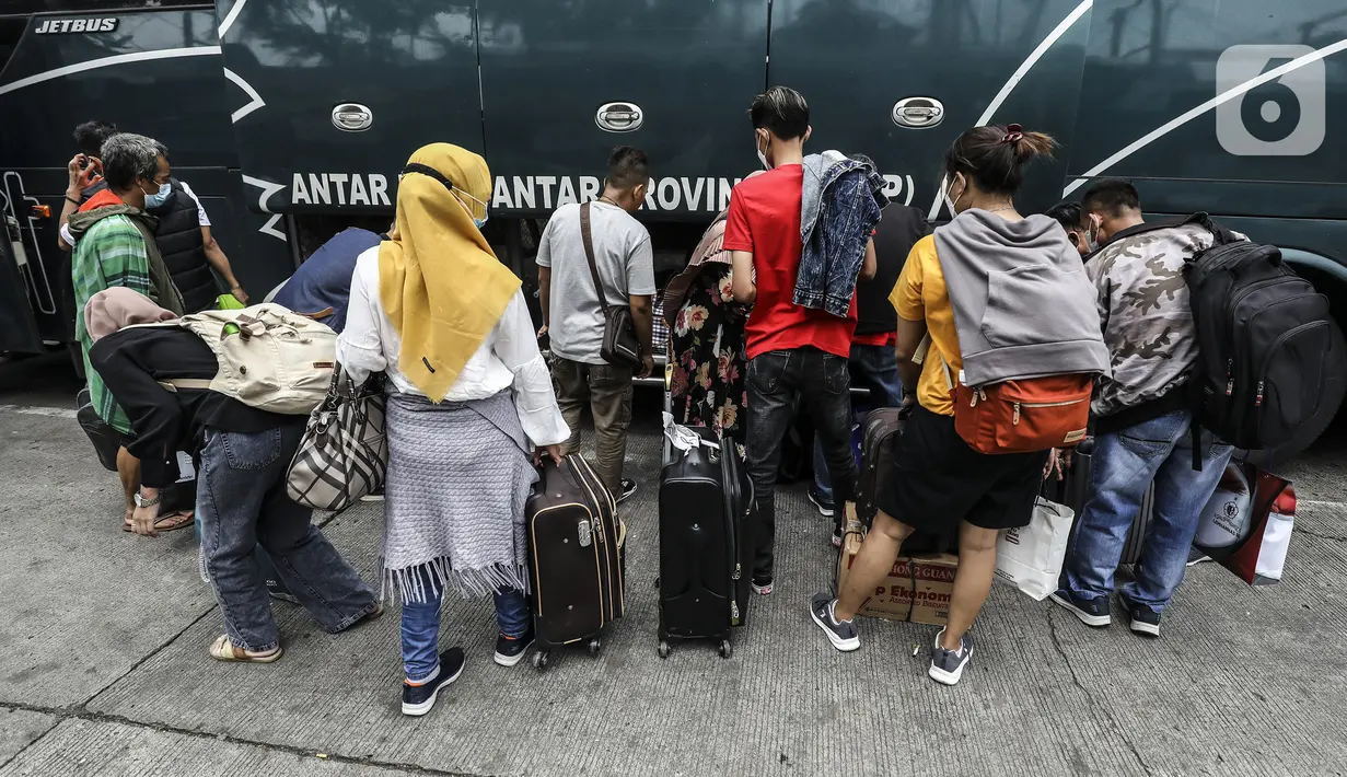 <p>Calon penumpang antre untuk menaruh barang bawaan pada bagasi saat akan manaiki bus Antar Kota Antar Provinsi (AKAP) di Terminal Grogol, Jakarta Barat, Kamis (28/4/2022). Jelang Hari Raya Idul Fitri, Terminal Grogol mulai dipadati pemudik yang akan pulang ke kampung halaman untuk merayakan Lebaran. (Liputan6.com/Johan Tallo)</p>