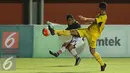 Gelandang Persegres GU, I Gusti Rustiawan menendang bola melewati Zikri Akbar (Mitra Kukar) saat turnamen Piala Presiden 2017 di Stadion Maguwoharjo, Sleman, Sabtu (4/2). Laga ini dimenangkan Mitra Kukar dengan skor 1-0. (Liputan6.com/Helmi Fithriansyah)