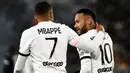 Tidak diperkuat Messi yang absen karena cedera, Duet Neymar bersama Mbappe terbukti efektif dimana keduanya menjadi penyumbang gol dalam pertandingan kali ini. (AFP/Philippe Lopez)