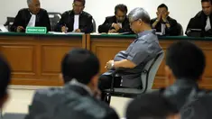 Akil Mochtar menghadapi sidang pembacaan tuntutan di Pengadilan Tipikor, Jakarta, Senin (16/6/14). (Liputan6.cpm/Miftahul Hayat)