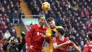 Pemain Liverpool, Virgil Van Dijk (kiri) berduel udara dengan pemain Wolverhampton dalam laga lanjutan Liga Inggris 2024/2025 di Anfield, Liverpool, Inggris, Minggu (16/02/2025). (AP Photo/Ian Hodgson)