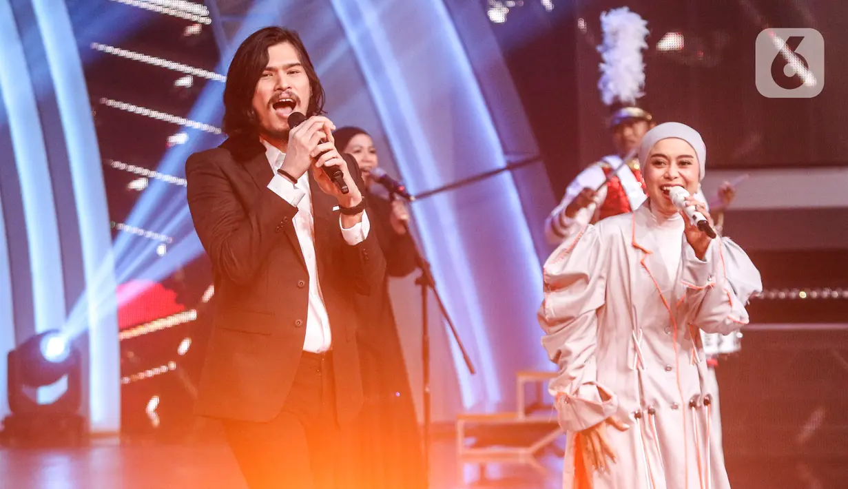 Dewa 19 featuring Virzha tampil bersama Lesti Kejora pada acara Konser Histeria Pesta Bola Dunia 2023 di Studio 5 Emtek City, Jakarta, Selasa (10/10/2023). Sederet bintang tamu top Tanah Air, seperti Dewa 19, Virzha, Lesti Kejora, bahkan Ketua Umum PSSI Erick Thohir turut hadir memeriahkan Konser Histeria Pesta Bola Dunia 2023 untuk menyambut perhelatan FIFA U-17 World Cup Indonesia 2023. (Liputan6.com/Angga Yuniar)