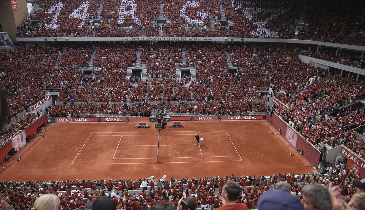 Acara seremoni perpisahan petenis Spanyol, Rafael Nadal selama Prancis Open 2025 di lapangan Philippe-Chatrier, Roland Garros Stadium, Paris, Prancis, Minggu (25/05/2025) waktu setempat. (AP Photo/Christophe Ena)