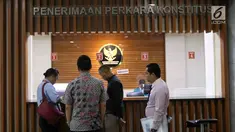 Pengemudi taksi online menyerahkan permohonan uji materi UU Lalu Lintas dan Angkutan Jalan ke Mahkamah Konstitusi (MK), Jakarta, Rabu (14/3). Mereka meminta MK mengkaji Pasal 106 Ayat (1) dan Pasal 283 UU No. 22 Tahun 2009. (Liputan6.com/Angga Yuniar)