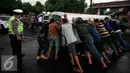 Sejumlah warga berusaha membalikkan mini bus dengan Nopol E 7054 K yang terguling di Jalan Lingkar Yogyakarta, Senin (9/5). Akibat kecelakaan tersebut jalur lingkar menuju Solo dan Kota Yogyakarta mengalami kemacetan. (Liputan6.com/Boy Harjanto)