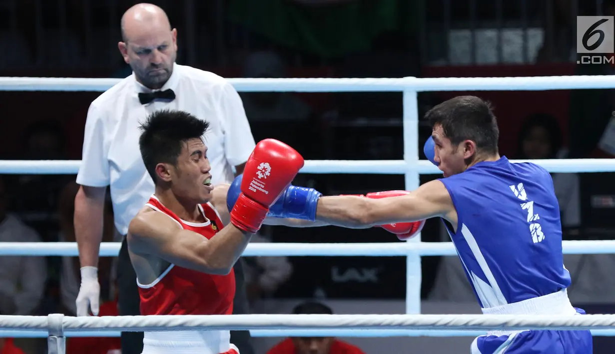 Petinju putra Indonesia, Sunan Agung Amoragam (kaus merah) saat melawan Mirazizbek Mirzakhalilov (Uzbekistan) pada semifinal bantam 56kg putra Asian Games 2018 di JIEXPO Kemayoran, Jumat (31/8). Amoragam kalah 0-5. (Liputan6.com/Helmi Fithriansyah)