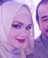 Siti Nurhaliza kini sedang berbahagia, kehamilan yang selama ini dinanti akhirnya tiba juga setelah 11 tahun menikah dengan sang suami, Datuk Seri Khalid. Kebahagiaan semakin terasa dengan kemesraan keduanya. (Instagram/cdtk)