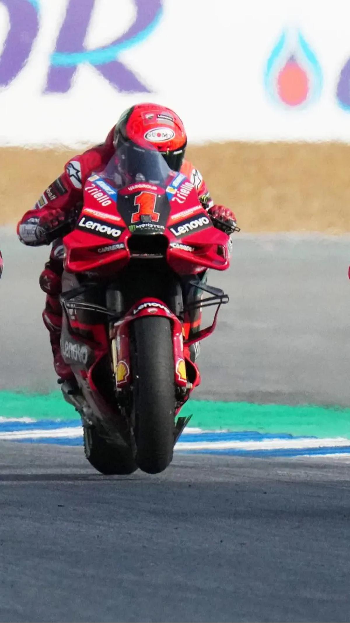 Di lap terakhir, Bagnaia sempat melakukan manuver cantik yang sukses menyalip Binder dan Martin di Tikungan 10-11. Namun sayang Pecco kehilangan kesempatannya karena  pengereman yang ekstrem dan melebar saat melalui Tikungan 12.<br>