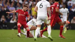 Striker Liverpool Harvey Elliott ditekel bek Leeds United Pascal Struijk dan mengalami cedera kaki serius pada pekan keempat Liga Inggris di Elland Road, Minggu (12/9/2021). Elliot langsung ditandu keluar lapangan dan bakal menjalani operasi akibat cedera berat pada pergelangan kaki (Oli SCARFF/AFP)