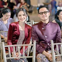 Memiliki darah blasteran, sarah Menzel bangga mengenakan baju khas Indonesia, salah satunya kebaya. Kali ini, kebaya maroon berbahan velvet membuat gayanya semakin anggun. [Foto: Instagram/ Sarah Menzel]