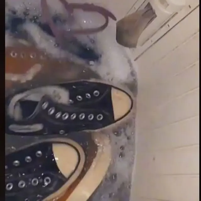 Aksi Wanita Bersihkan Sandal dan Sepatu dengan Mesin Cuci Tuai Perdebatan Warganet