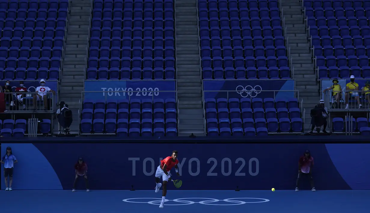 Petenis Kanada, Felix Auger-Aliassime bermain melawan petenis Australia, Max Purcell selama putaran pertama kompetisi tenis Olimpiade Tokyo 2020 di Tokyo, Jepang pada 25 Juli 2021, di Tokyo, Jepang. (AP/Seth Wenig)