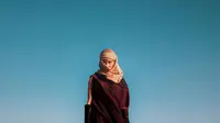Gaya Modest Agnez Mo Pakai Abaya di Gurun Dubai