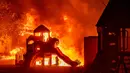 Kebakaran menghancurkan sejumlah rumah dan sekolah di Eaton, Pasadena, California. (JOSH EDELSON/AFP)