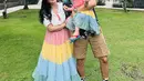 Jadi cewek kue, Asmirandah tampil kompak dengan putrinya mengenakan ruffle dress warna-warni, dipadukan dengan crop top berwarna putih sebagai luaran.  (Instagram/asmirandah89).