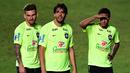 Pemain Brasil Douglas Costa, Kaka dan Neymar Junior saat mengikuti sesi latihan di Salvador, Brasil, Senin(16/11/2015). Brasil akan melawan Peru pada Qualifikasi Piala Dunia Rusia 2018. AFP Photo/Christophe Simon)