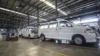 Seorang pekerja terlihat merakit ambulans di basis manufaktur milik perusahaan Brilliance Auto di Shenyang, Provinsi Liaoning, China timur laut, pada 3 Februari 2020. (Xinhua/Pan Yulong)