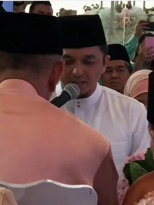 Pernikahan pasangan ini digelar secara sederhana dan hanya dihadiri oleh orang-orang terdekat dan  sahabat dekat keduanya.  (Instagram/melly_goeslaw)