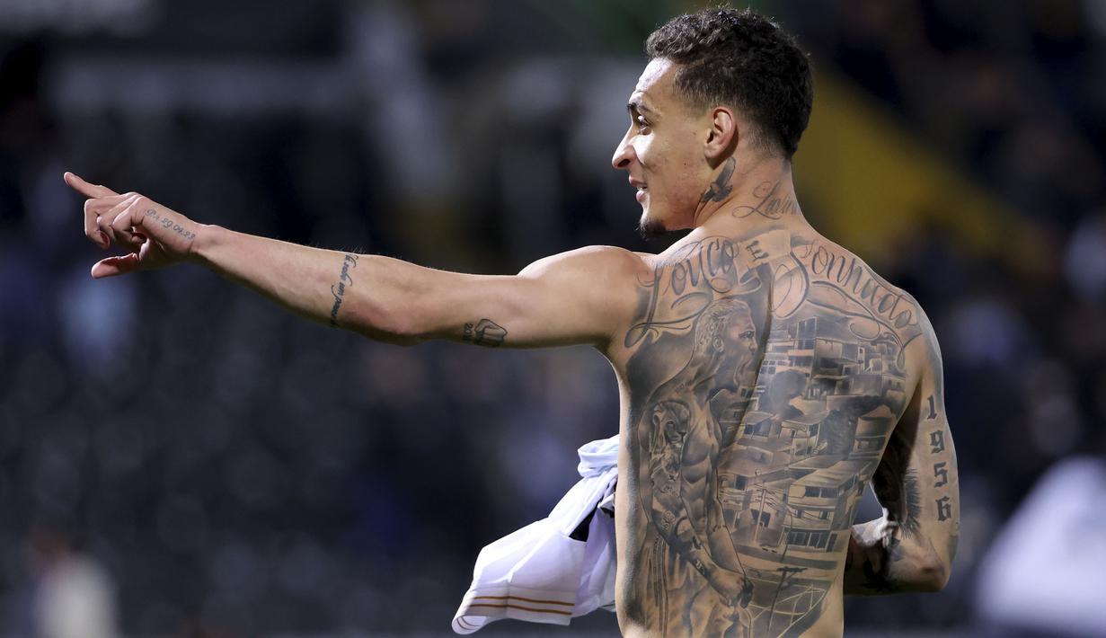 Pemain Real Betis, Antony melakukan selebrasi setelah mencetak gol ke gawang Vitoria Guimaraes dalam laga leg 2 babak 16 besar Conference League yang berlangsung di D Afonso Henriques Stadium, Portugal, Jumat (14/03/2025) dini hari WIB. (AP Photo/Luis Vieira)