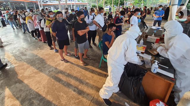 Antrean Tes Antigen Sebelum Berwisata ke Pulau Seribu