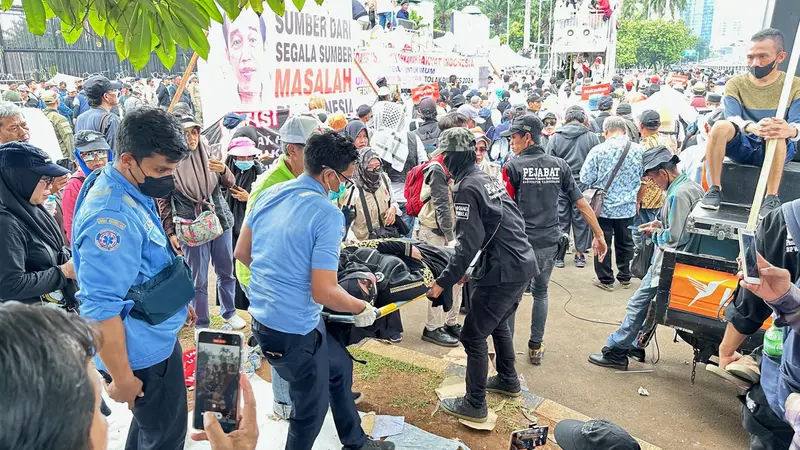 Demo Tolak Hasil Pemilu 2024 di Depan DPR