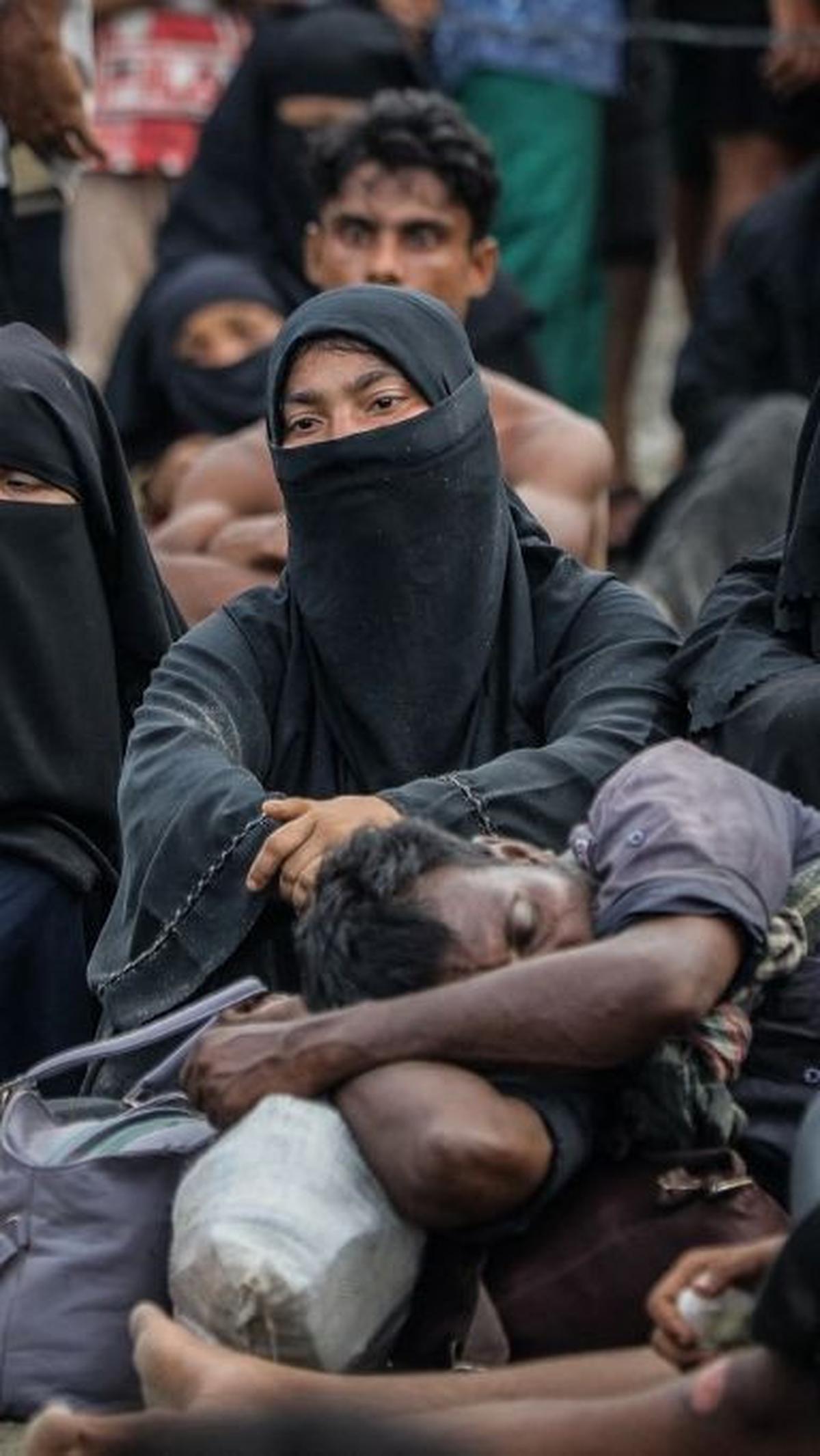 Beberapa warga bahkan menarik kembali kapal pengungsi Rohingya itu ke tengah lautan menggunakan perahu nelayan.