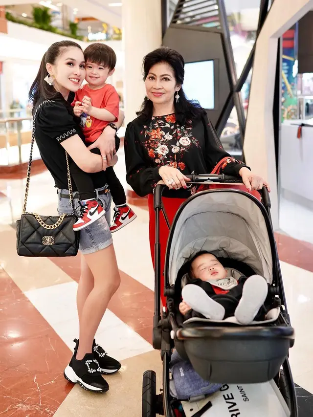 6 Potret Kebersamaan Sandra Dewi dan Ibunda, Bak Kakak Adik