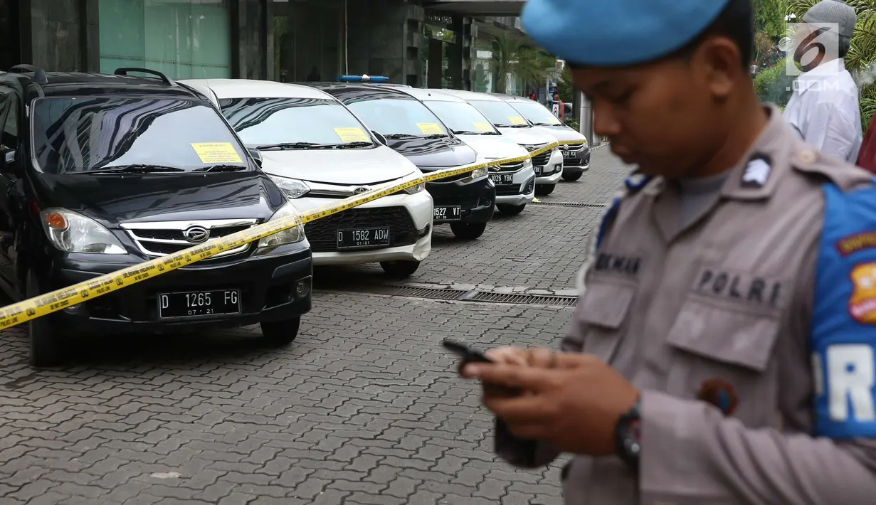 Sejumlah kendaraan roda empat yang diduga memiliki BPKB dan STNK palsu saat gelar kasus di Bareskrim Polri, Rabu (20/12). Ada 16 mobil bodong yang disita dari kantor pegadaian dan enam mobil lain disita langsung dari pelaku. (Liputan6.com/Angga Yuniar)