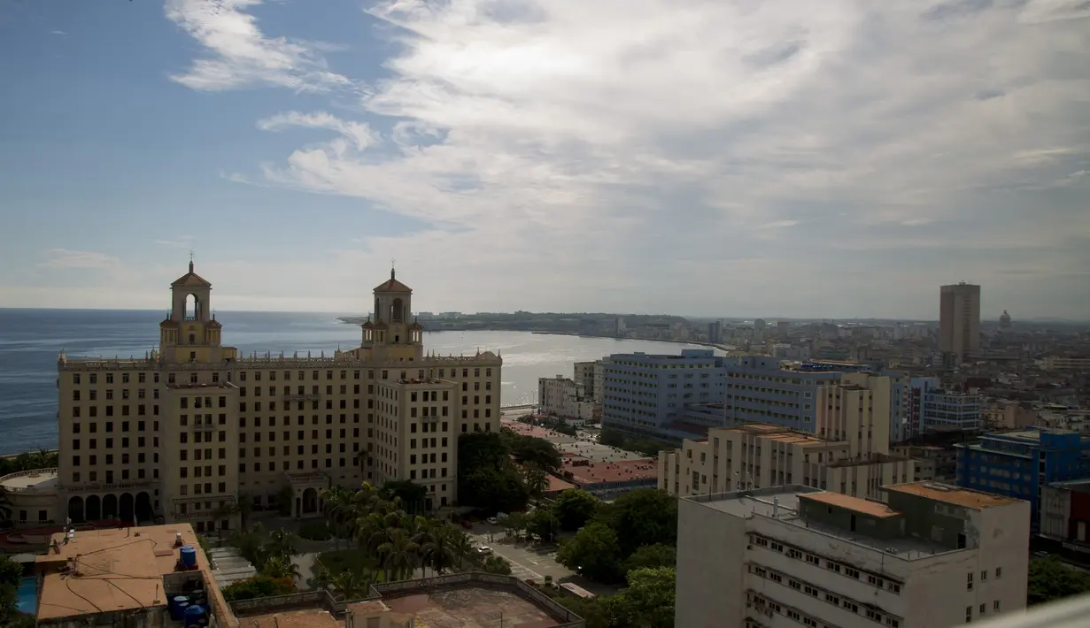 Dalam file foto 17 Juni 2020, Hotel Nacional tidak dikunjungi wisatawan selama pandemi COVID-19 di Havana, Kuba. Karibia memburu pengunjung untuk menggerakkan kembali roda ekonomi di salah satu kawasan di dunia yang sangat bergantung dengan sektor pariwisata. (AP Photo/ Ismael Francisco, File)