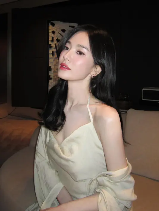 Sementara itu, pada foto lainnya, aktris berusia 44 tahun tersebut tampil lebih glamor dalam slip dress bernuansa champagne yang dipadukan dengan outer senada yang disampirkan di bahunya. Makeup glowing dengan sentuhan lipstik rosy pink membuat kulitnya tampak semakin bercahaya, sedangkan rambut hitam berombak memberikan sentuhan feminin yang timeless. [Dok/@kyo1122].