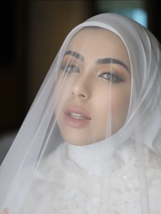 Baju kurung tersebut dipadukan dengan kerudung putih dengan gaya lilit leher dipadukan mengenakan veil. [@joiceanata]